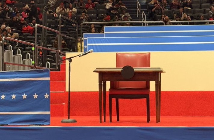 HISTORIC! Trump Team Sets Up Desk — Will Sign Executive Orders at Capital One Rally Today in Front of 20,000 Screaming Supporters! | The Gateway Pundit | by Jim Hoft